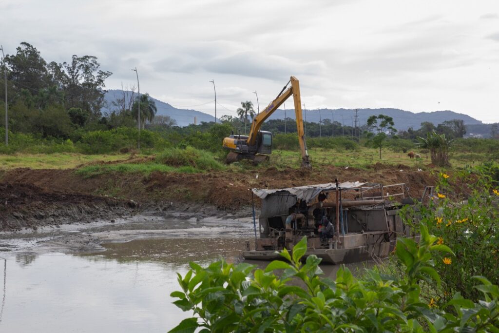 São José intensifica limpeza de rio para reduzir risco de alagamentos