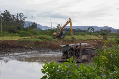 São José intensifica limpeza de rio para reduzir risco de alagamentos