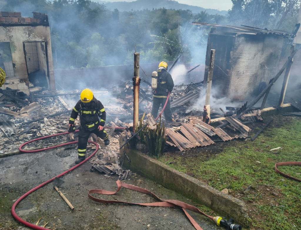 Suspeito é detido após incêndio destruir casa no Vale do Itajaí