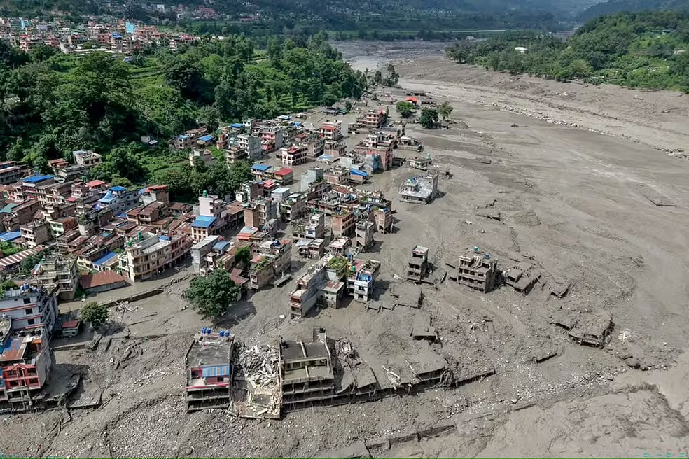 Tragédia na fronteira do Nepal deixa centenas de turistas desaparecidos