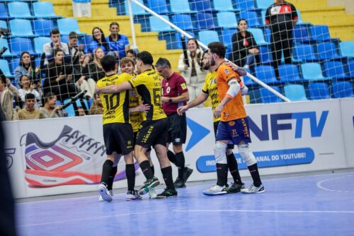 Tubarão Futsal faz jogo decisivo por vaga na Liga Nacional