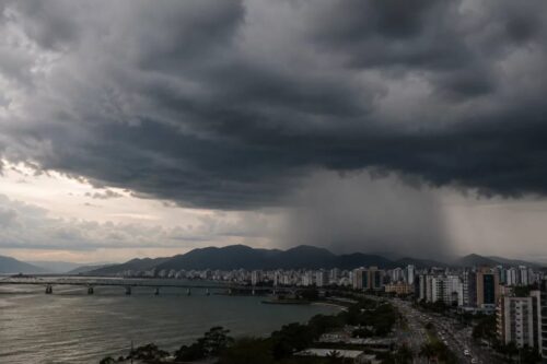 Tubarão entra em alerta para temporais e chuva intensa