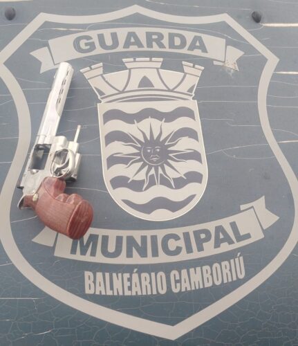 Homem é preso por ameaça após enviar vídeo com simulacro de arma de fogo para colegas de trabalho em BC