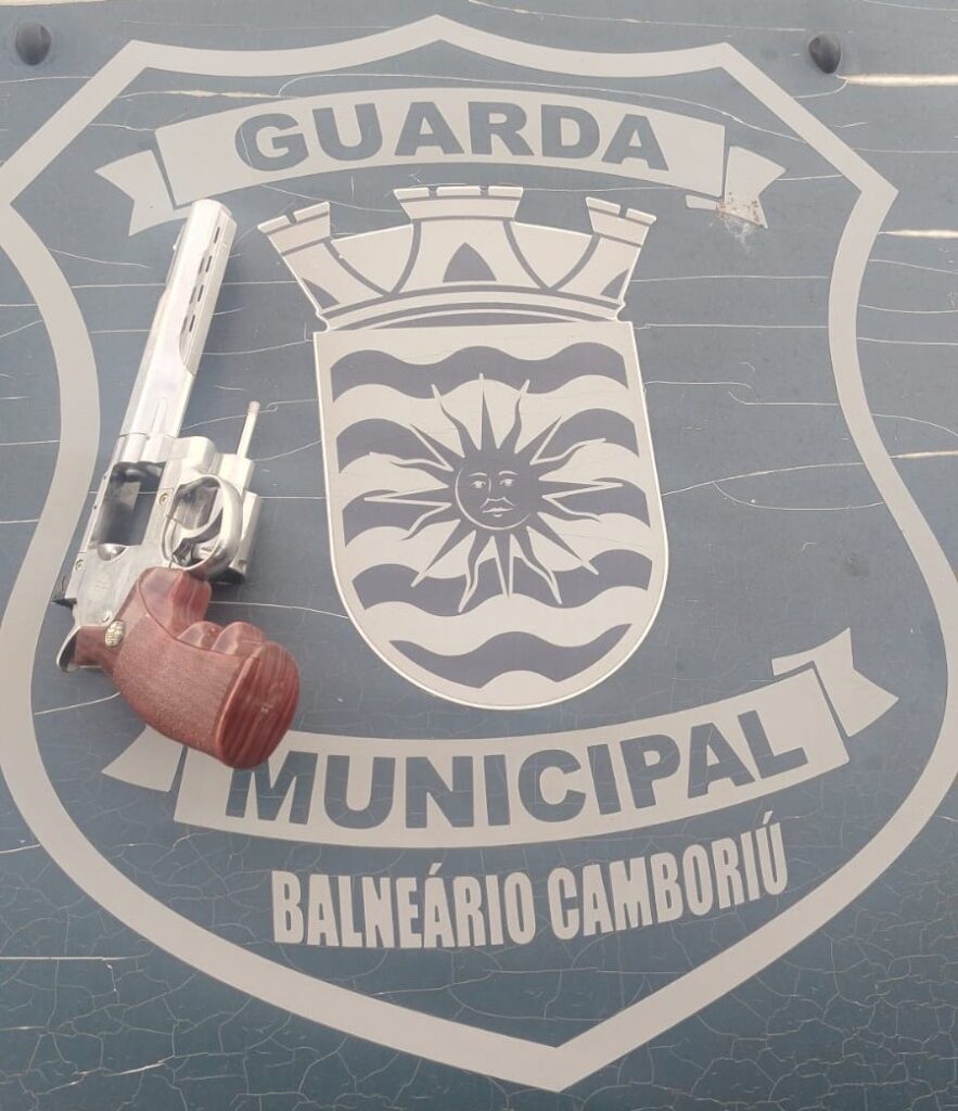 Homem é preso por ameaça após enviar vídeo com simulacro de arma de fogo para colegas de trabalho em BC
