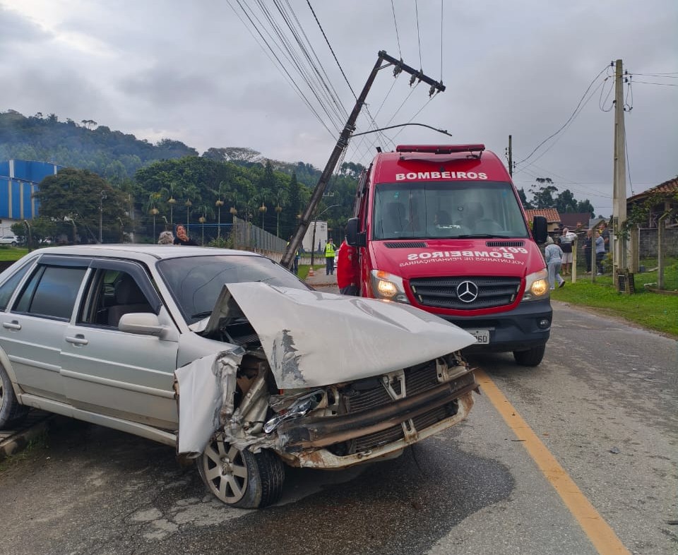 Mulher fica ferida após colidir automóvel contra poste em Penha