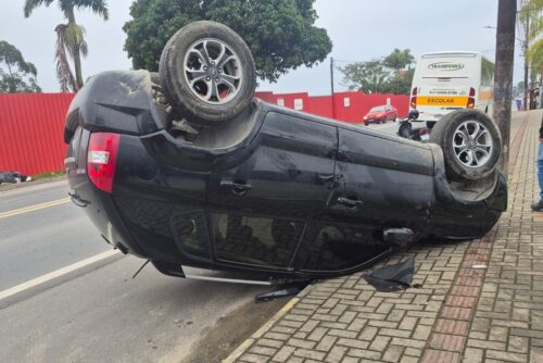 Perda de controle de direção de automóvel provoca capotamento em Penha