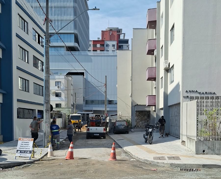 Rompimento de tubulação de gás durante obra da prefeitura mobiliza equipes especializadas em Itajaí