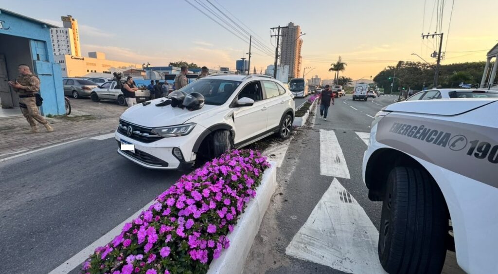 Homem é preso após roubar veículo, fugir e atropelar mulher em Balneário Camboriú