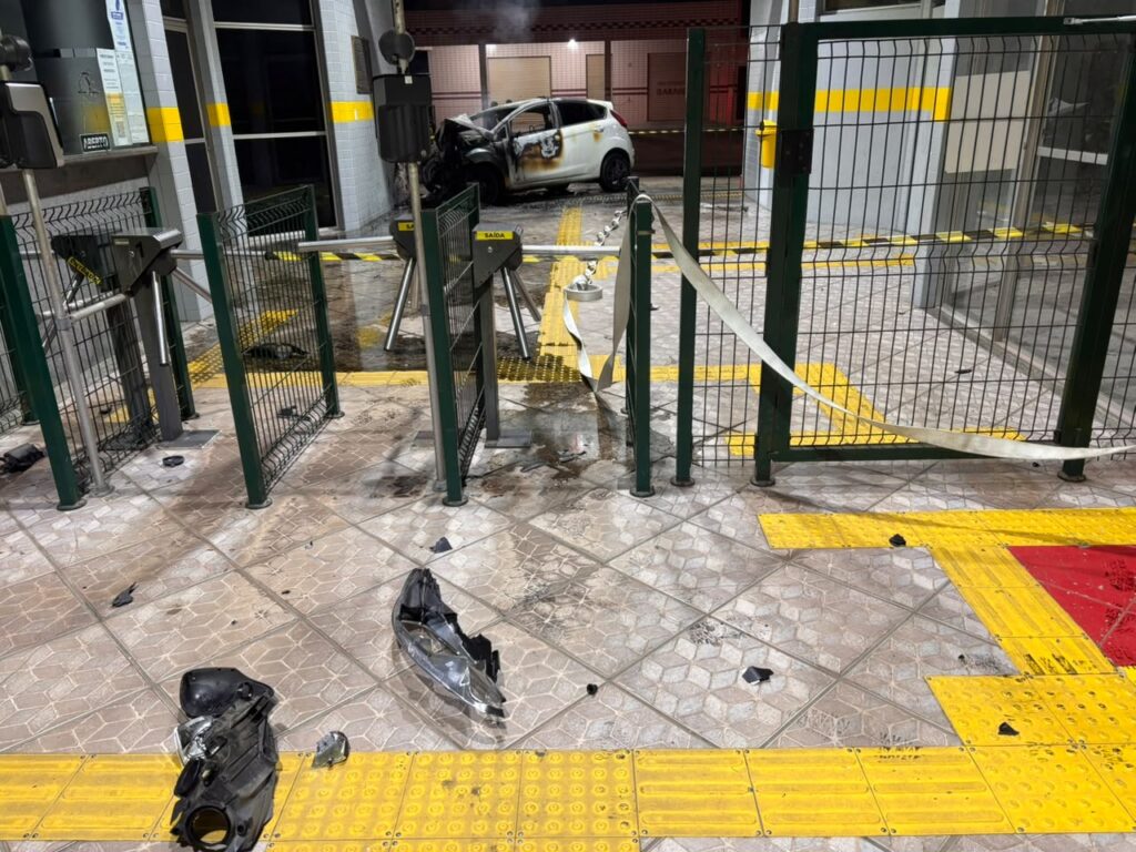 Condutor morre carbonizado ao colidir automóvel em terminal de transporte coletivo de Criciúma