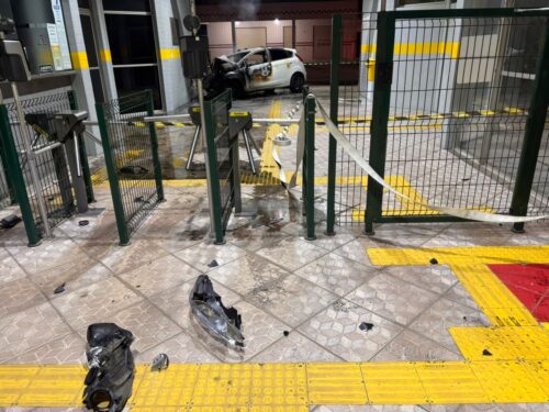 Condutor morre carbonizado ao colidir automóvel em terminal de transporte coletivo de Criciúma