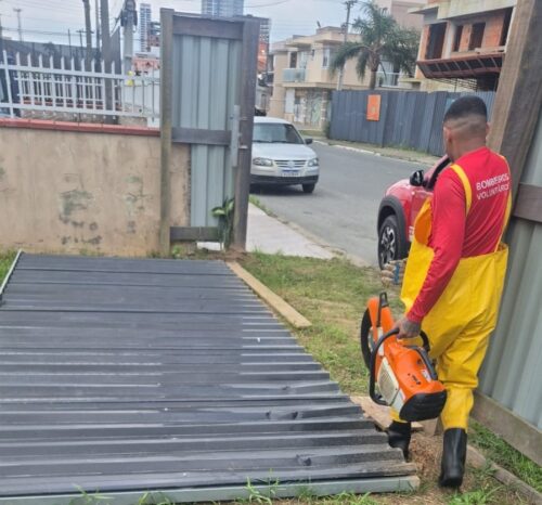 Cachorro é resgatado após cair em bueiro com três metros de profundidade em Penha