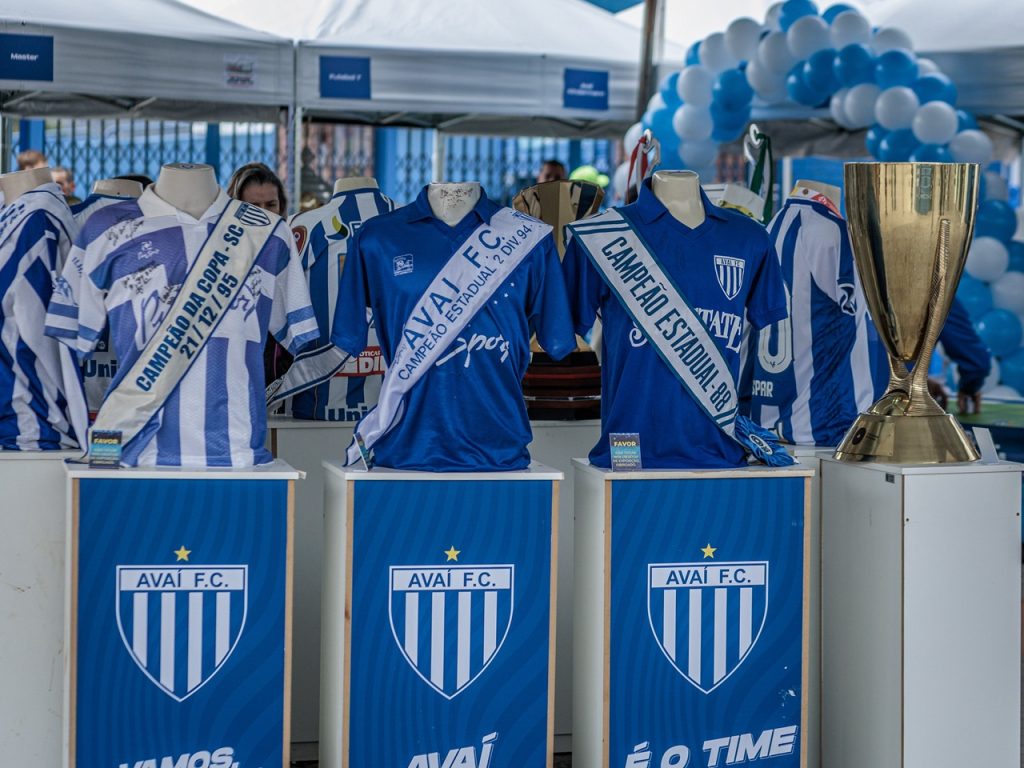 Lançamento de camisa e exposição histórica estão entre as atrações do Avaí Day neste domingo. - Foto: Divulgação/ Fabiano Rateke/AFC