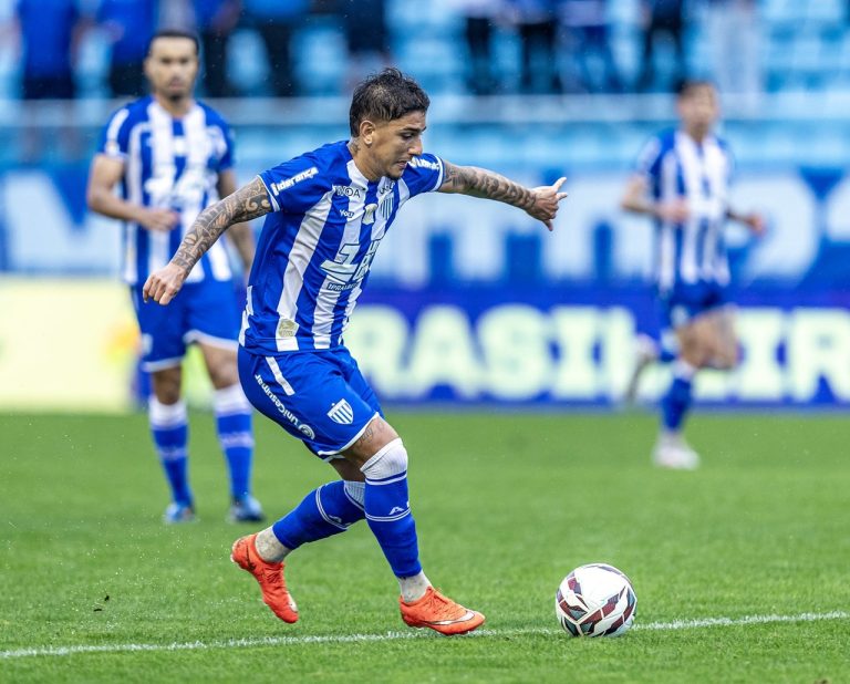 Avaí é derrotado pelo Goiás de virada e segue na zona de rebaixamento do Brasileirão da Série B