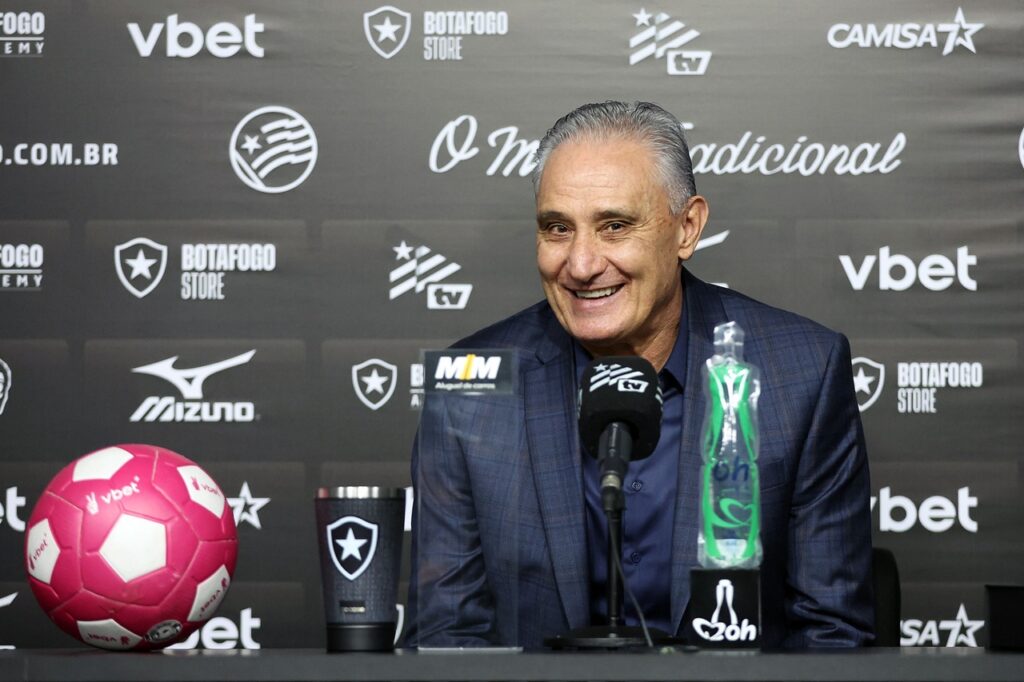 Tite é apresentado como novo técnico do Botafogo com contrato até o fim de 2028. - Foto: Divulgação/Vítor Silva/BFR