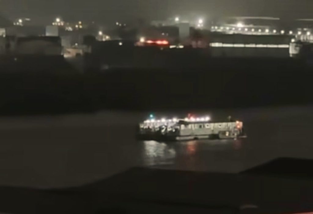 Tronco atinge hélice de ferry boat e provoca pane durante travessia entre Navegantes e Itajaí. - Foto: Reprodução redes sociais