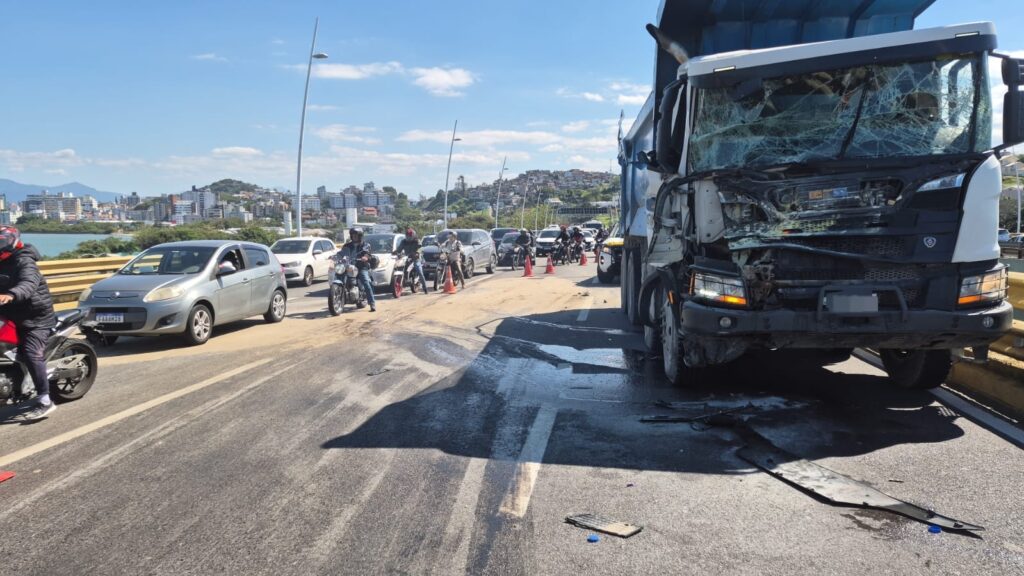 Acidente com caminhão e dois carros complica trânsito na Ponte Pedro Ivo - Foto: Divulgação/PMRv