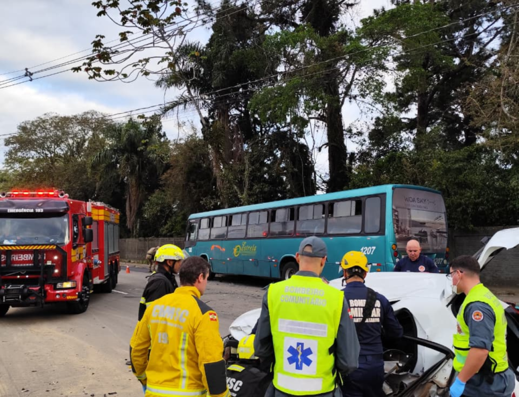 Acidente deixa mulher ferida em São José - Foto: Divulgação/CBMSC
