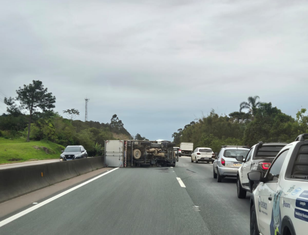 BR-101 tem interdição parcial e filas em Biguaçu - Foto: Divulgação/PRF