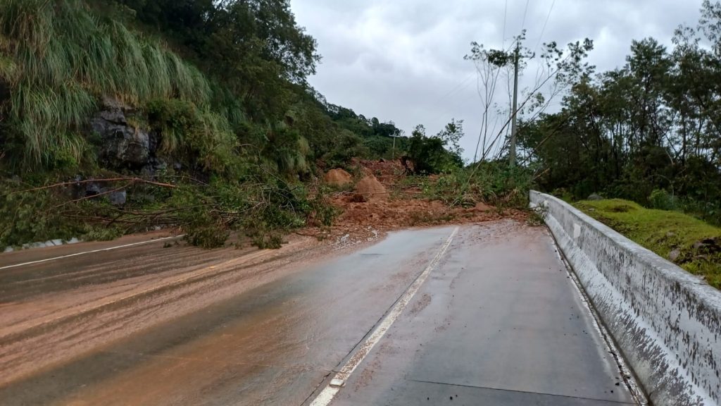 BR-285 é interditada após queda de barreira em Timbé do Sul - Foto: Divulgação/PRF