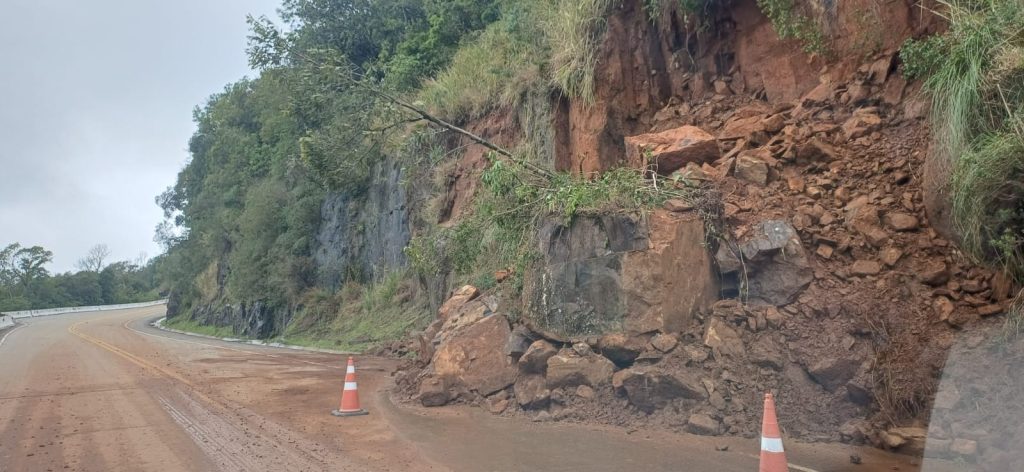 BR-285 segue interditada após queda de barreira em Timbé do Sul - Foto: Divulgação/PRF