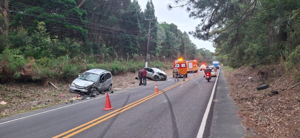 Batida frontal deixa dois motoristas feridos em Florianópolis - Foto: Divulgação/CBMSC