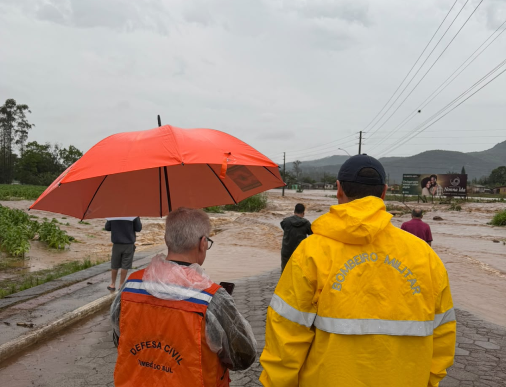 Bombeiros de Araranguá e Turvo resgatam pessoas em Timbé do Sul - Foto: Divulgação/CBMSC