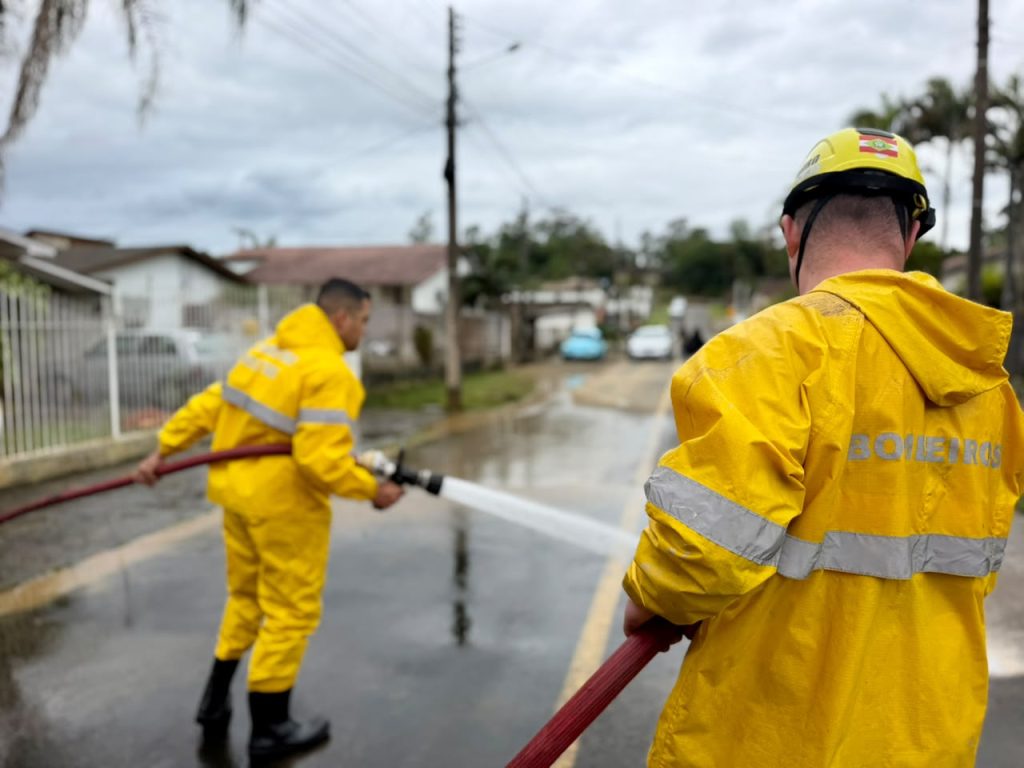 Bombeiros reforçam limpeza após chuvas em Criciúma - Foto: Divulgação/CBMSC
