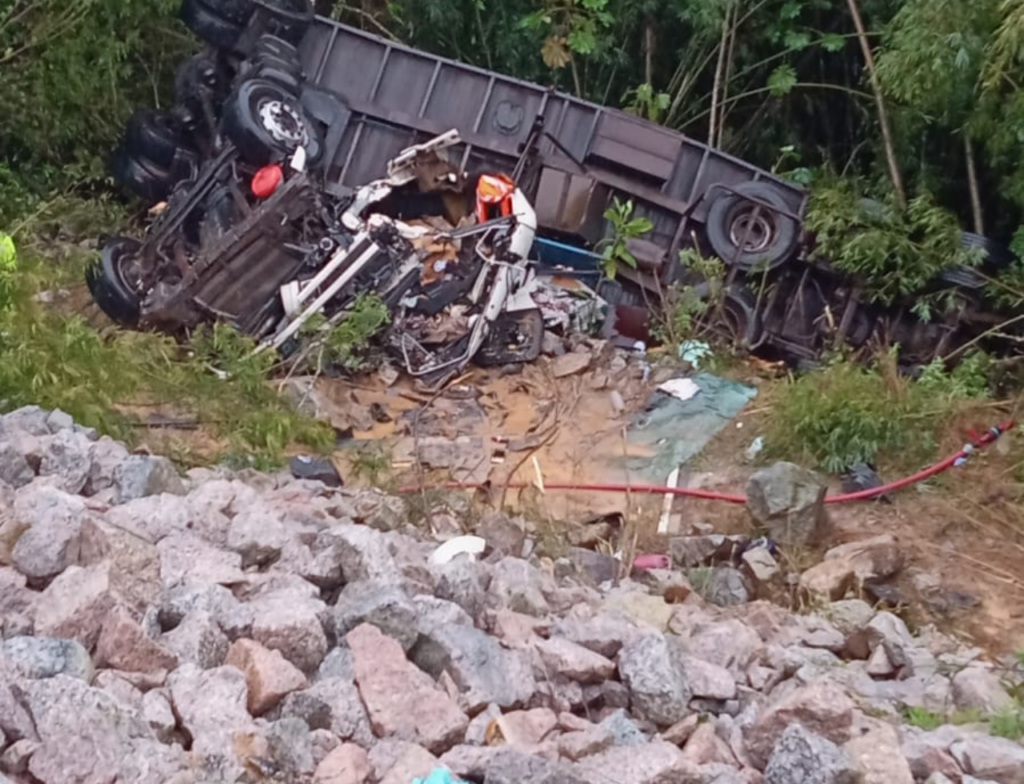Caminhão capota e deixa dois mortos em Biguaçu durante chuva - Foto: Divulgação/CBMSC