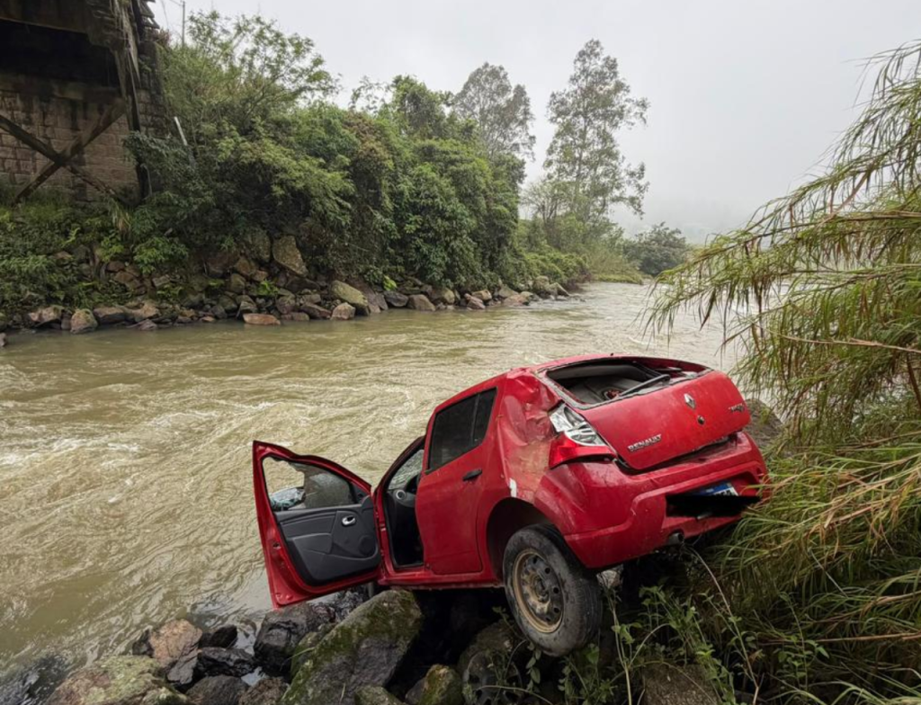 Carro cai de ponte de 15 metros e deixa homem ferido em Gravatal - Foto: Divulgação/CBMSC