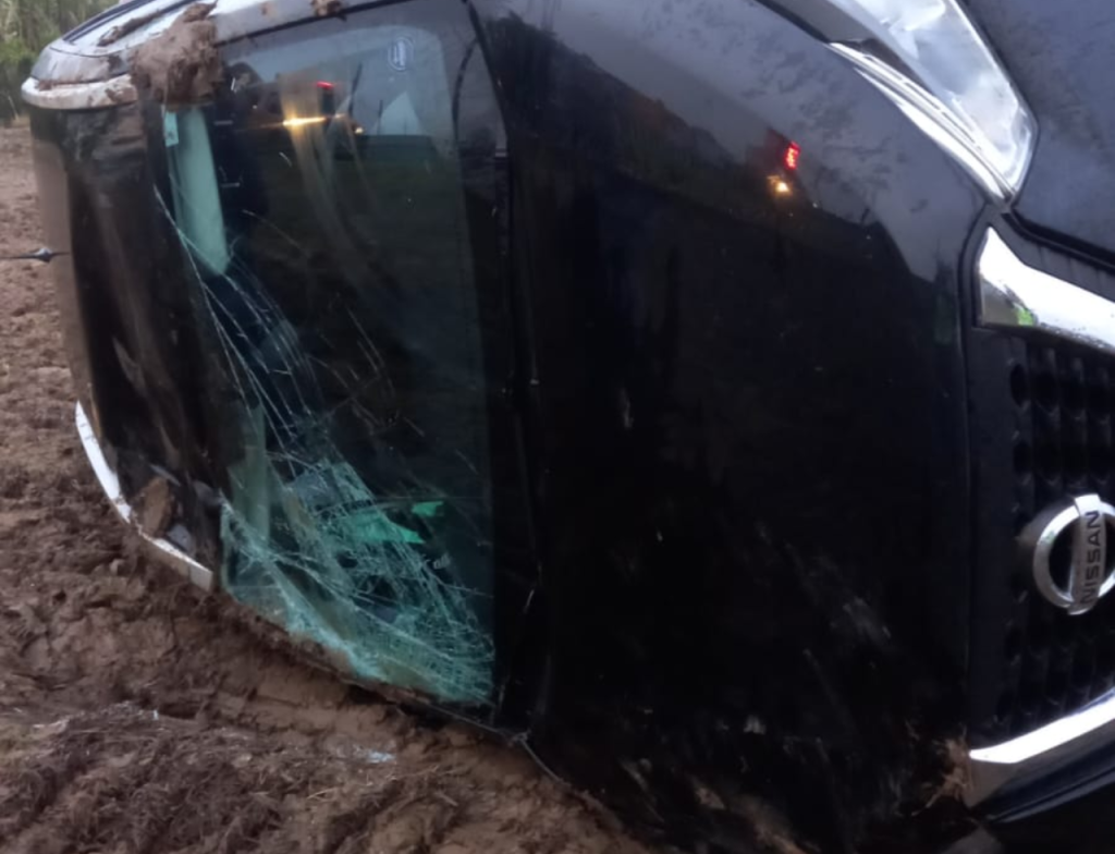 Carro capota após condutora perder o controle em Araranguá - Foto: Divulgação/CBMSC
