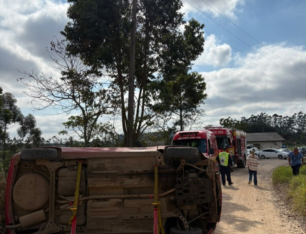Carro capota em estrada de Araranguá e mulher fica presa - Foto: Divulgação/CBMSC