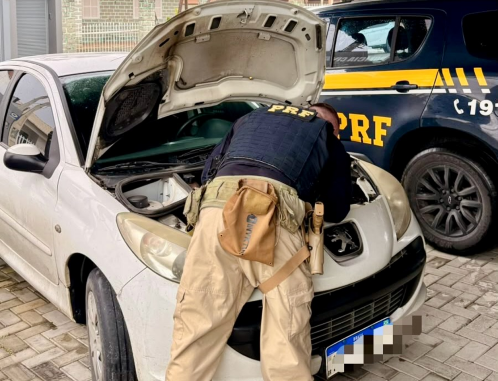 Carro furtado há duas semanas é recuperado na BR-101 em SC - Foto: Divulgação/PRF