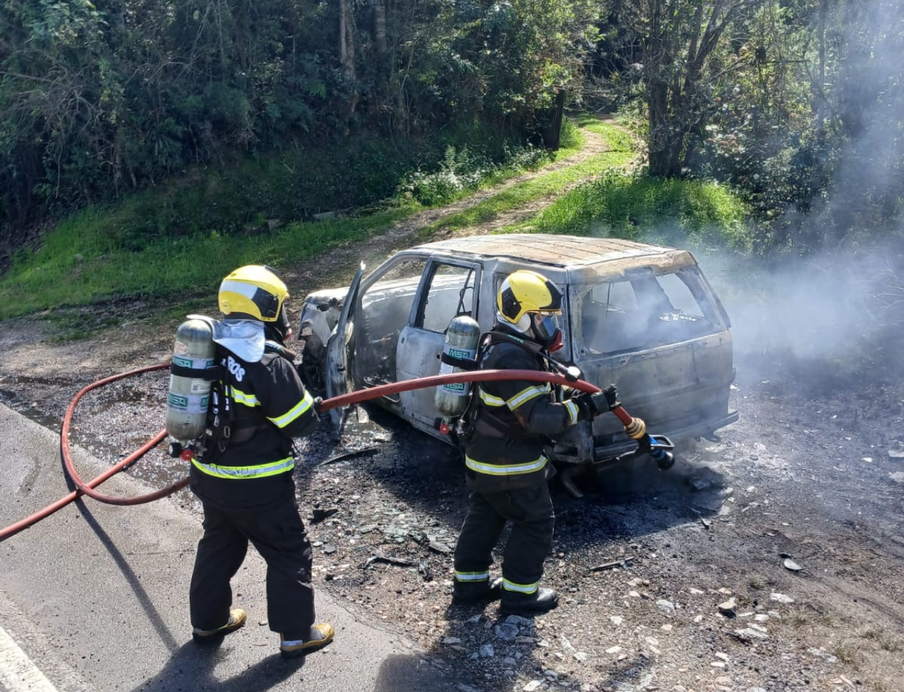 Carro pega fogo e assusta motoristas na BR-282 em Rancho Queimado
