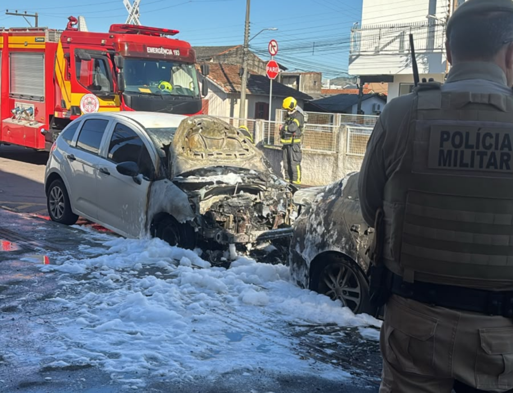 Carro pega fogo e mobiliza Bombeiros em Tubarão - Foto: Divulgação/CBMSC
