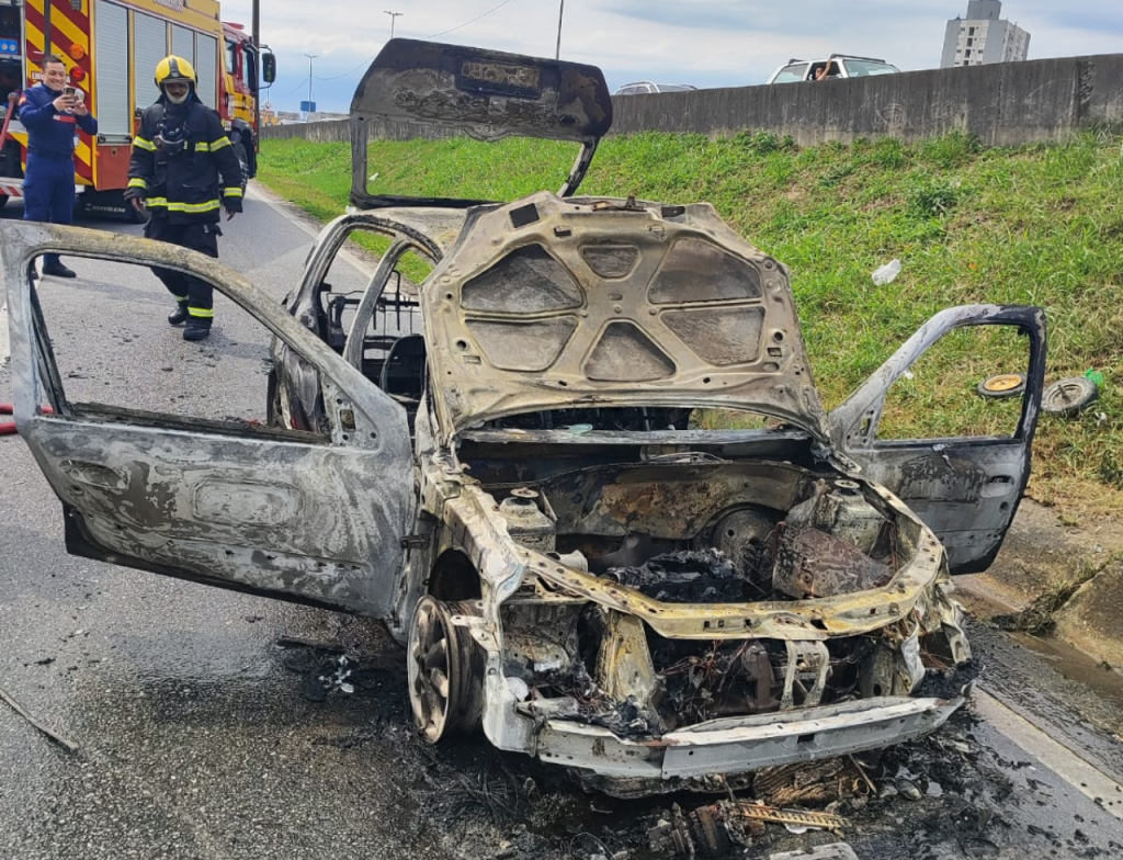 Carro pega fogo e trânsito é afetado na BR-101 em São José - Foto: Divulgação/CBMSC