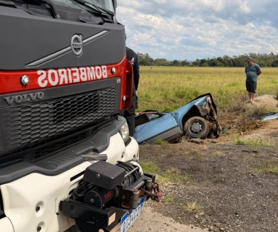 Carro sai da pista e deixa dois feridos em Criciúma - Foto: Divulgação/CBMSC