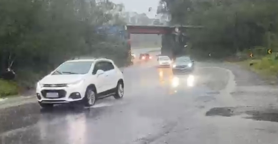 Chuva alaga pontilhão e motoristas são orientados a evitar trecho em Criciúma - Foto: Divulgação/Rádio Cidade Em Dia