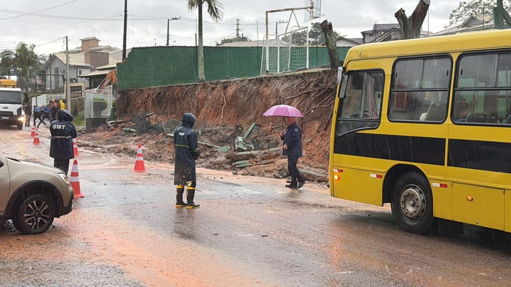 Chuva derruba muro de escola em Tubarão nesta segunda-feira - Foto: Divulgação/Rádio Cidade Tubarão