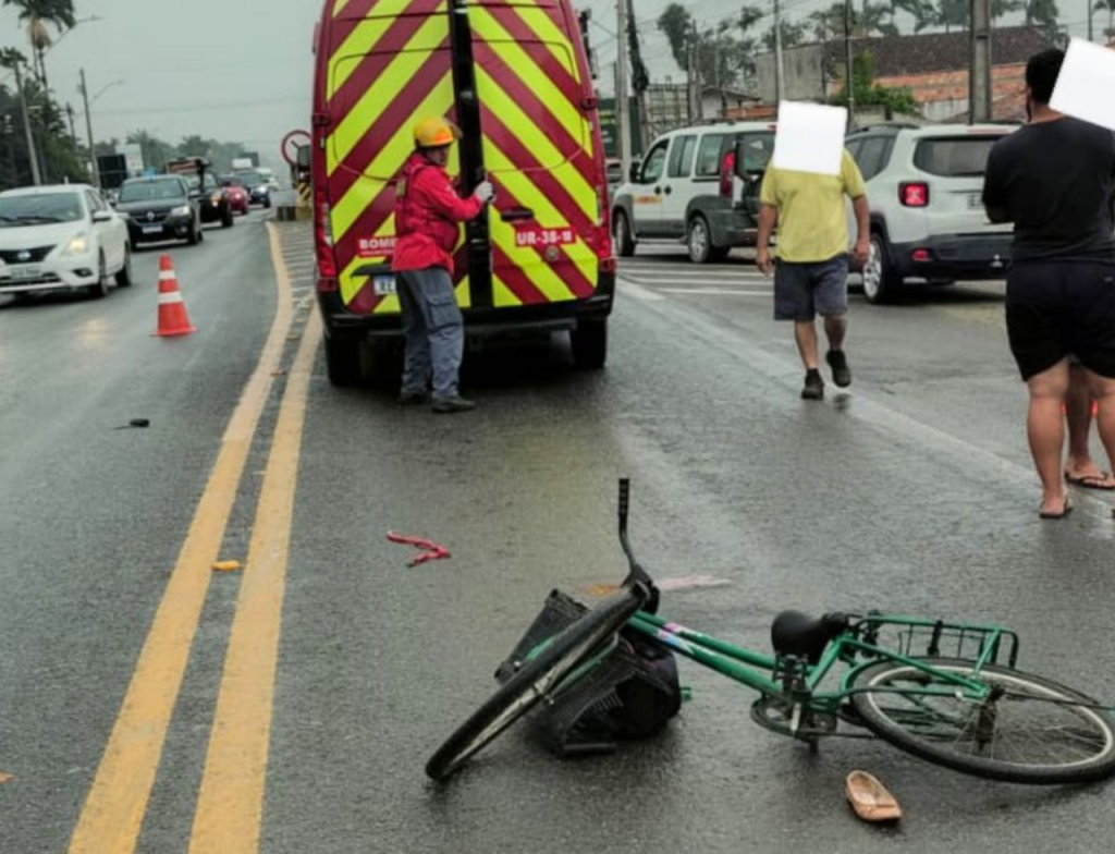 Ciclista morre após ser atingida por carreta na BR-280 - Foto: Divulgação/Corpo de Bombeiros Voluntários de Araquari