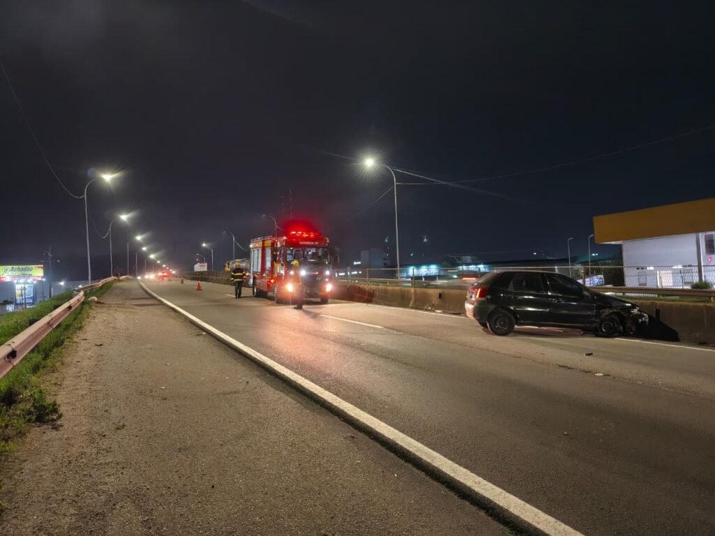 Colchão na pista provoca acidente na BR-101 em Tubarão - Foto: Divulgação/CBMSC