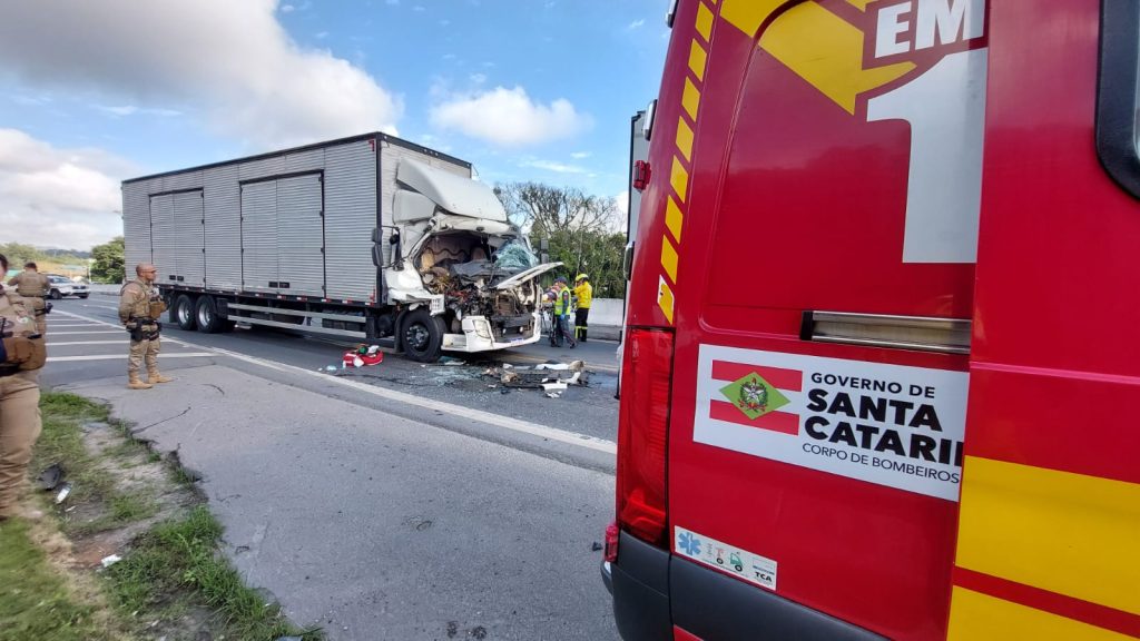 Colisão entre caminhões deixa homem ferido em Blumenau - Foto: Divulgação/CBMSC