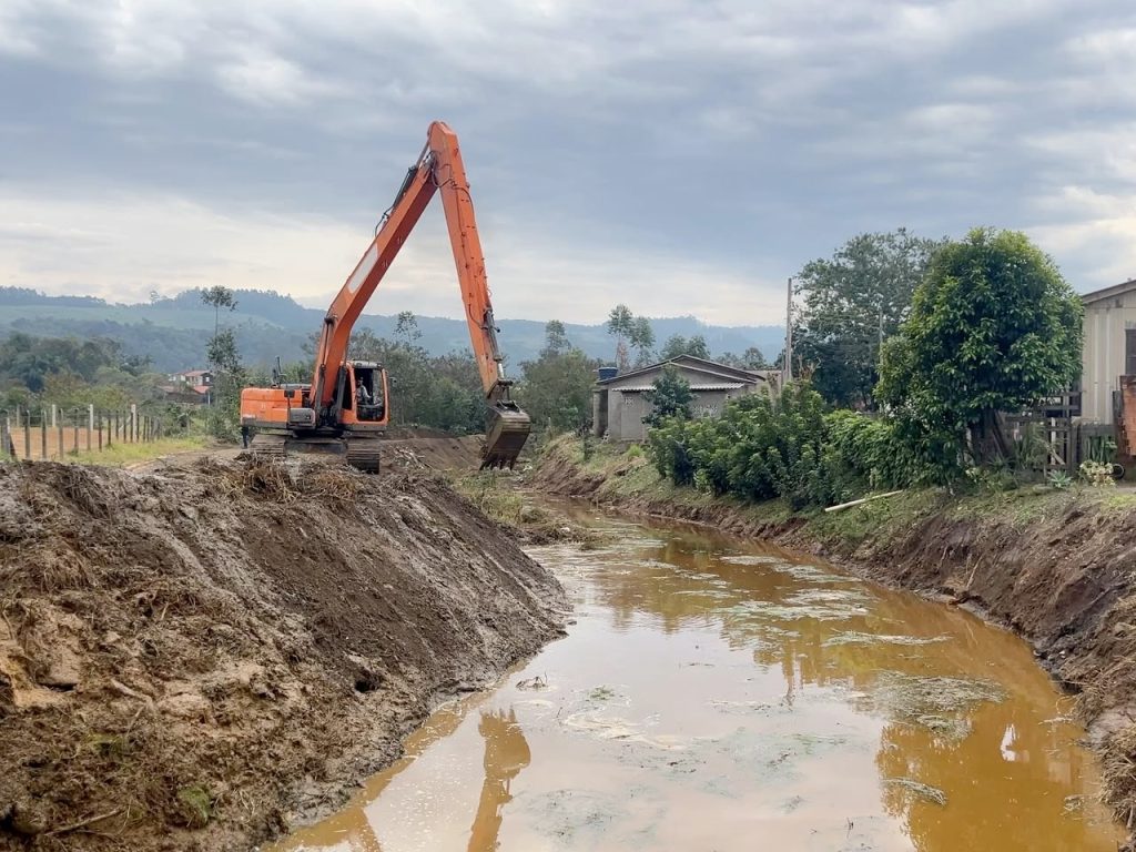 Criciúma amplia limpeza de rios para prevenir alagamentos - Foto: Divulgação/Prefeitura de Criciúma