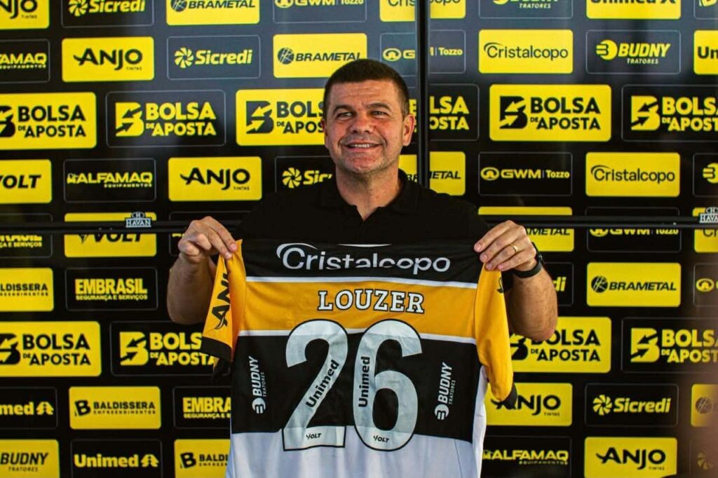 Criciúma apresenta Umberto Louzer antes de duelo com Avaí - Foto: Divulgação/Criciúma E.C.
