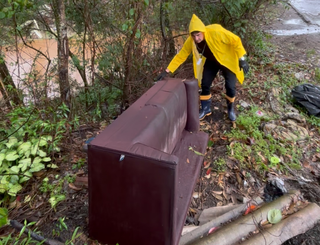 Criciúma instala caçambas para evitar lixo nas margens dos rios - Foto: Divulgação/Prefeitura de Criciúma
