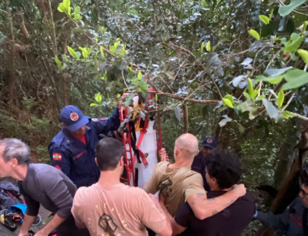 Escalador sofre queda e fratura o tornozelo no Morro da Cruz - Foto: Divulgação/CBMSC