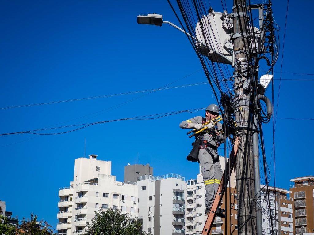 Florianópolis retira 6 km de fios abandonados na região continental - Foto: Divulgação/PMF