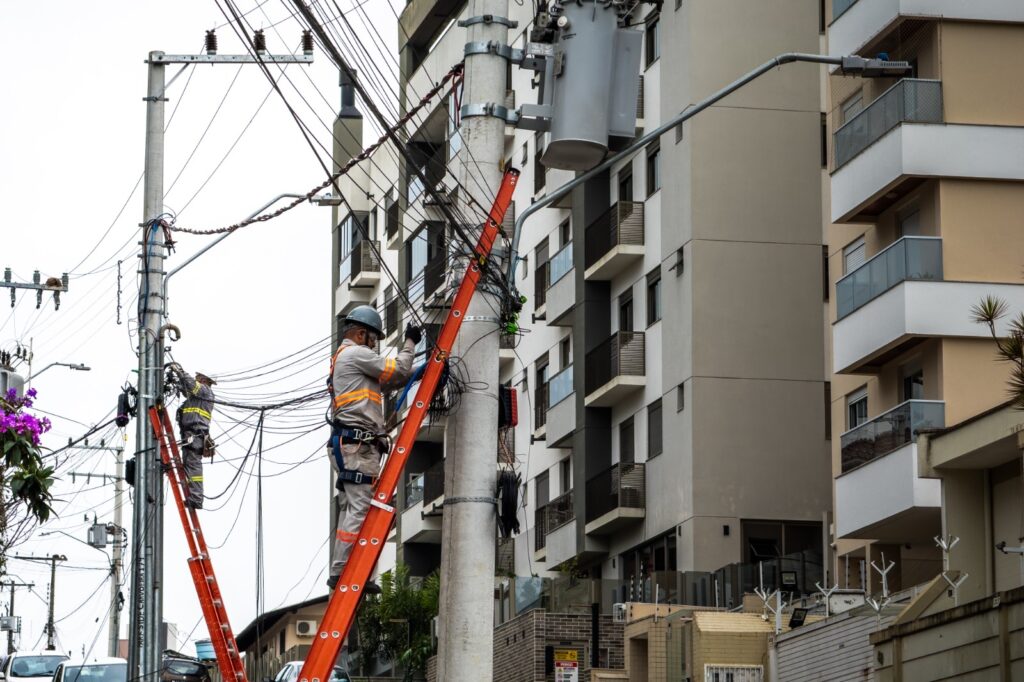 Florianópolis retira mais de 7 toneladas de fios dos postes - Foto: Allan Carvalho/PMF
