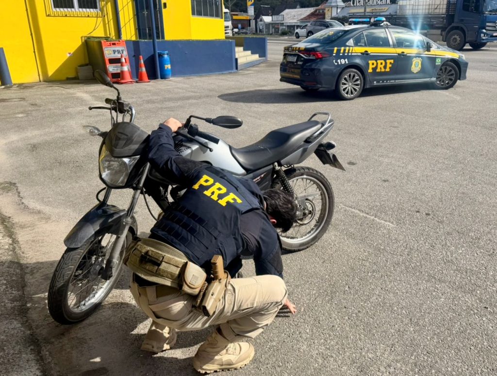 Homem é preso com moto furtada durante fiscalização em Itapema - Foto: Divulgação/PRF