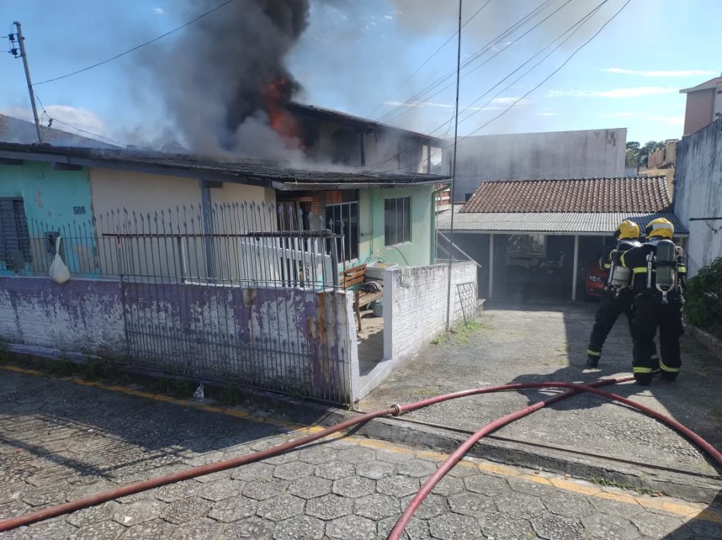Incêndio assusta moradores e mobiliza Bombeiros em São José - Foto: Divulgação/CBMSC