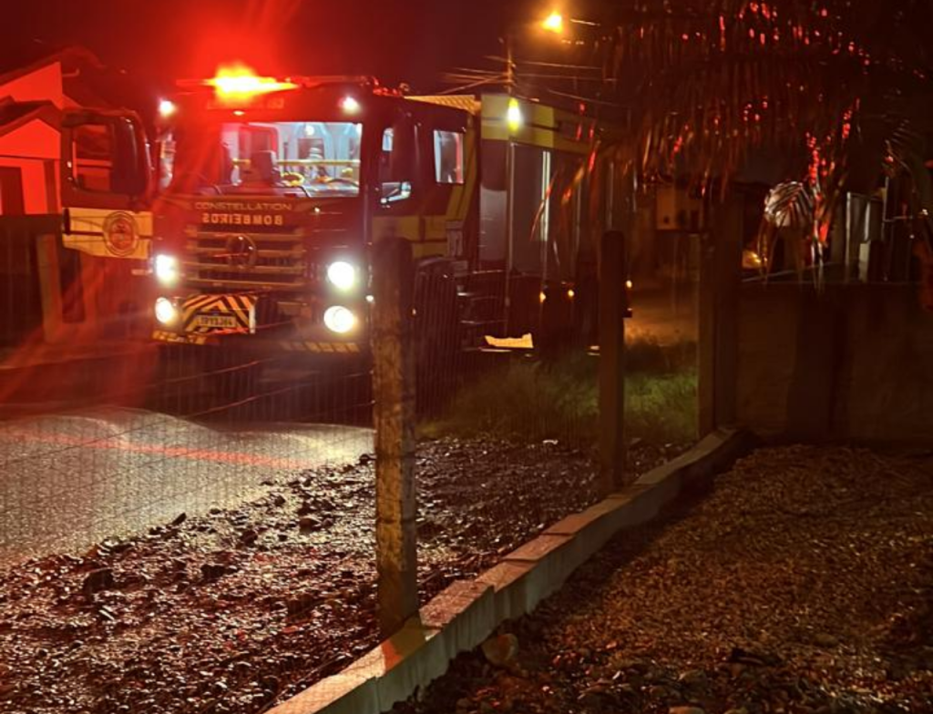 Incêndio assusta moradores e mobiliza bombeiros em Forquilhinha - Foto: Divulgação/CBMSC